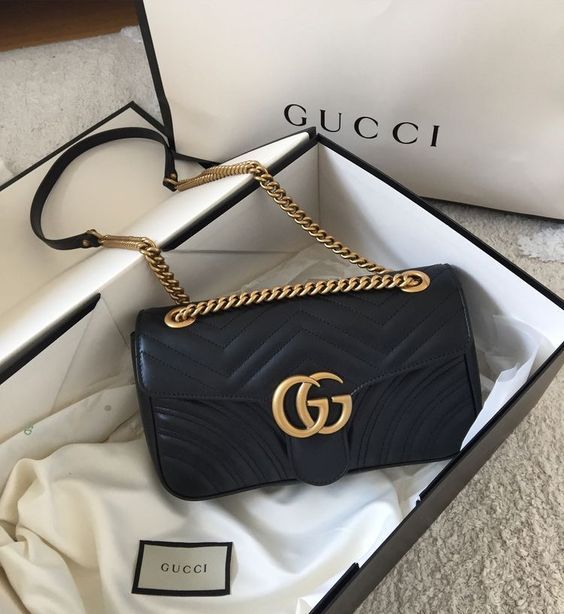 Bolsa preta com alça de corrente